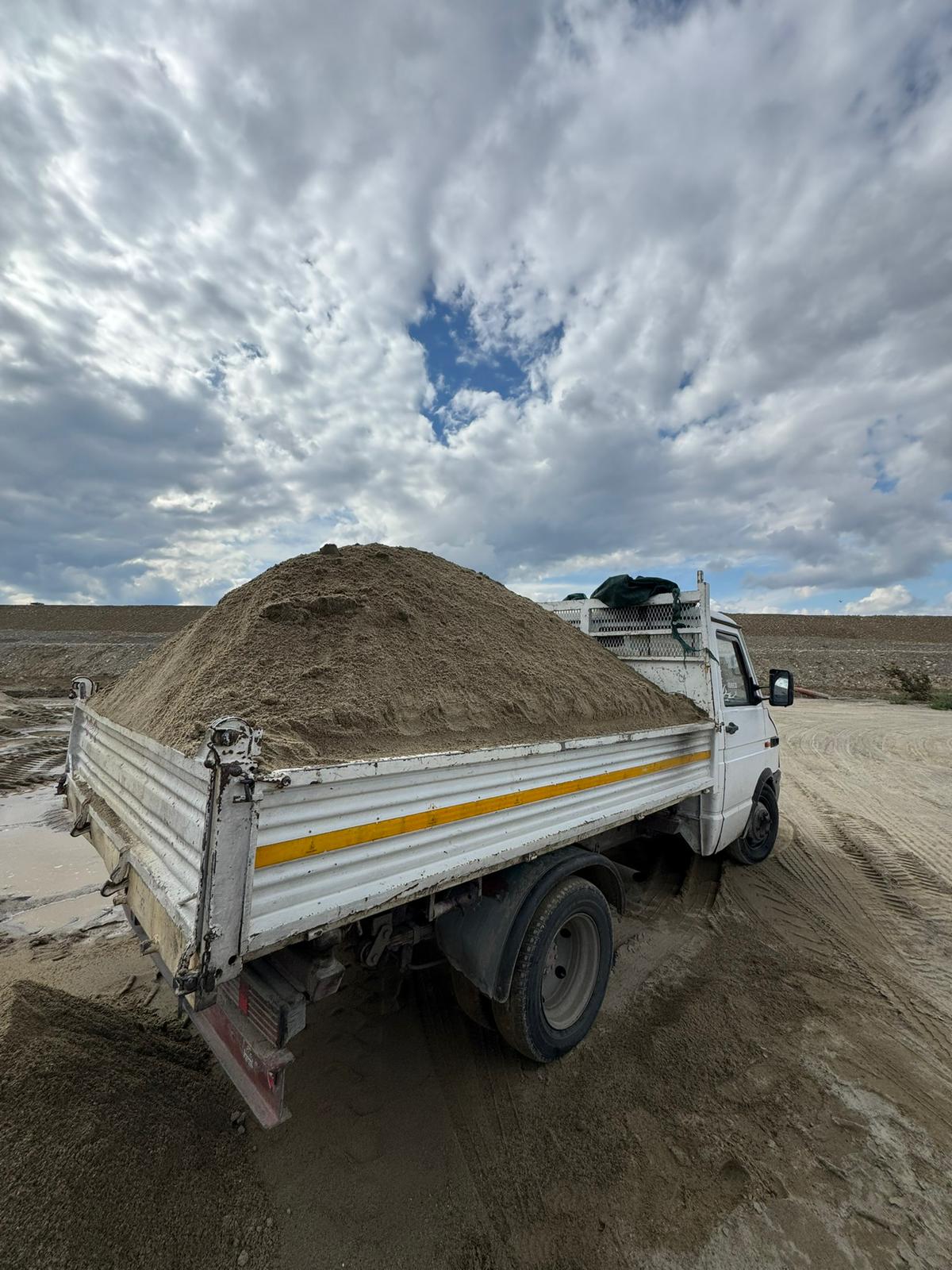 Basculantă cu încărcătură de nisip pe șantier în Vrancea