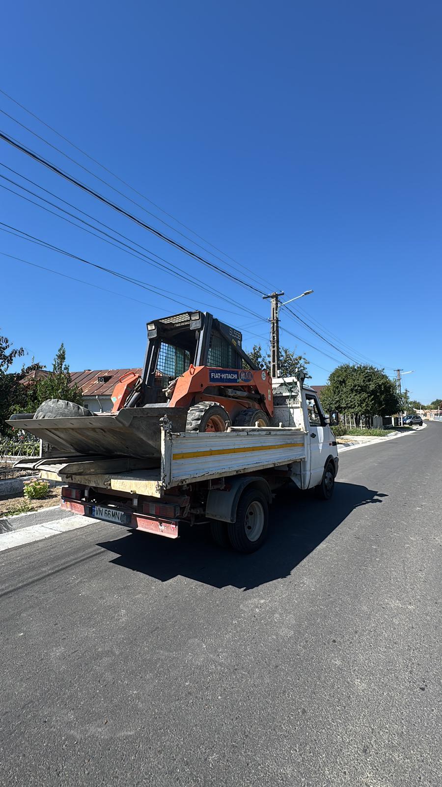 Transport utilaj Bobcat cu camion basculant în Vrancea