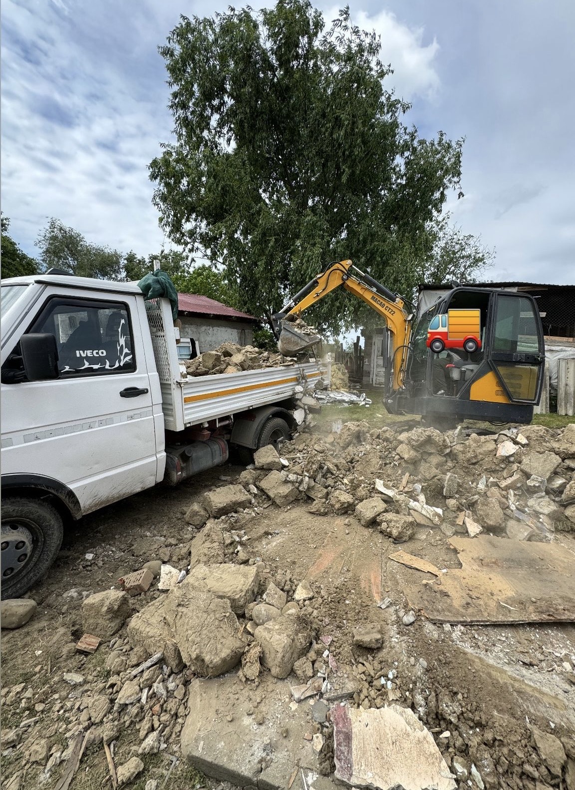 Evacuare moloz cu mini excavator și basculantă